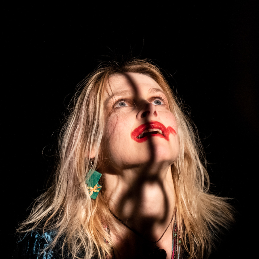 Fragment spektaklu „Intensywność szkła poza percepcją”